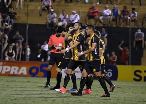 Dos partidos se juegan este domingo