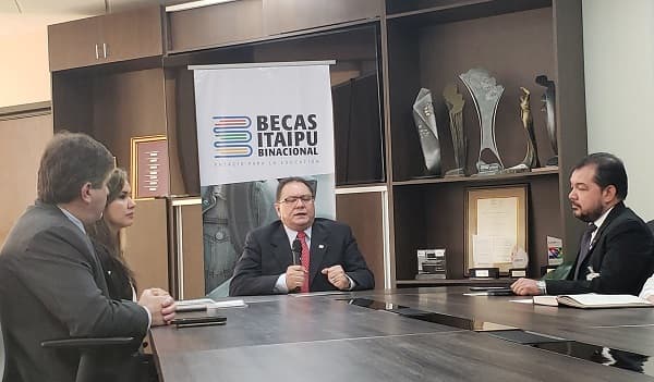 Itaipú excluye a 55 becados tras denuncia de irregularidades