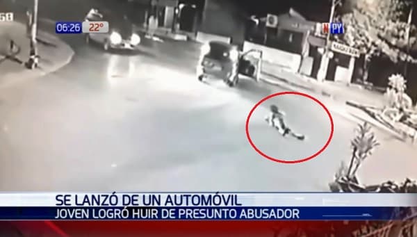 Mujer se lanza de auto en movimiento para evitar abuso