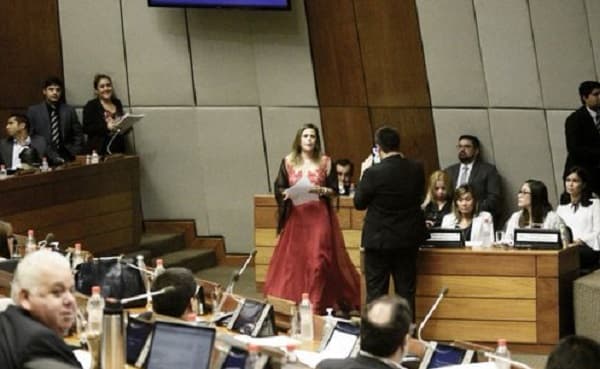 “Tenemos una clase política de imbéciles”, dice Kattya González