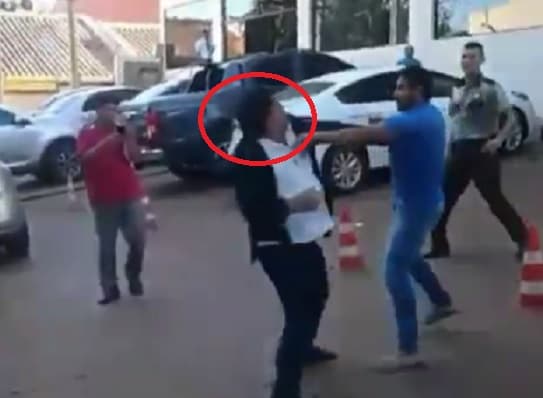 Kelembú se trenza a golpes con quien lo escrachó