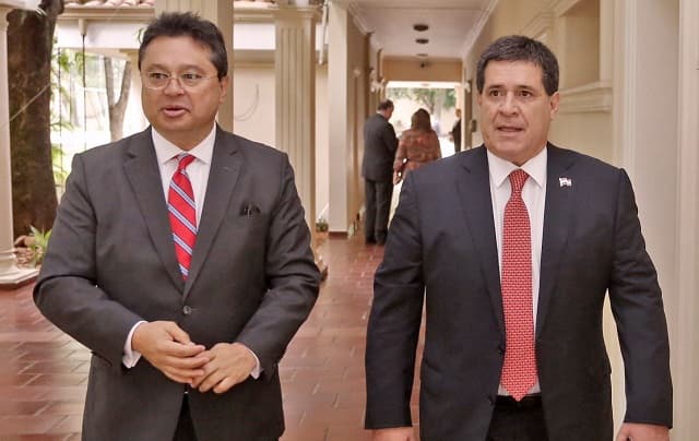 Leite jura como embajador ante EE.UU. con Cartes de testigo