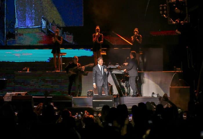 Inoxidable Luis Miguel se luce ante su incondicional público