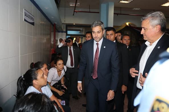 Abdo Benítez visita a policía que perdió un ojo en desalojo