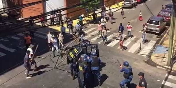 Nativos y policías se enfrentan en el microcentro