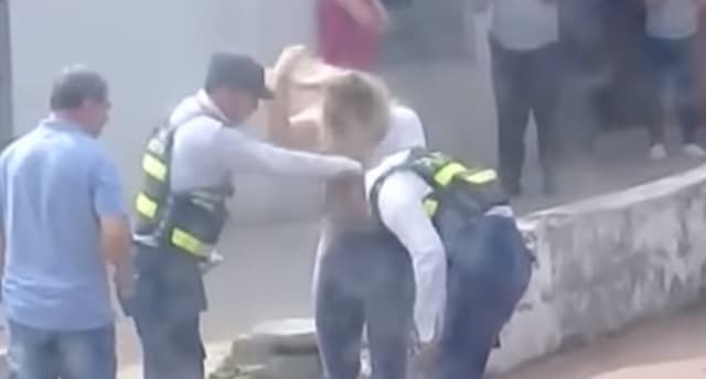 Conductora y agente de tránsito se trenzan a golpes