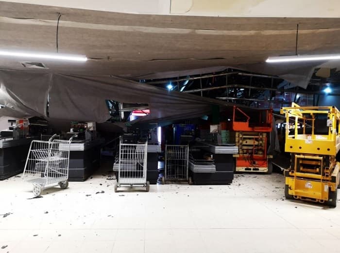 Cielo raso cede en supermercado