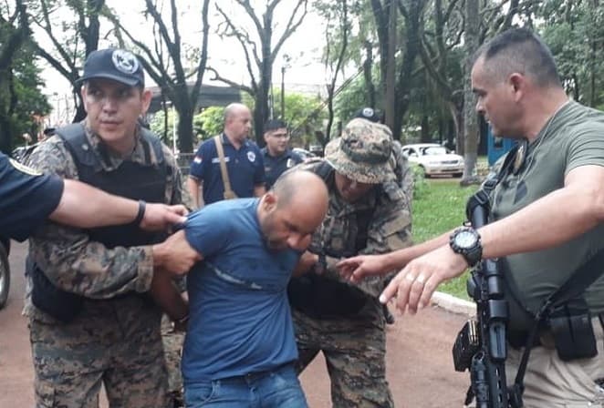 “Clonador” logra fugarse y se instala en colegio