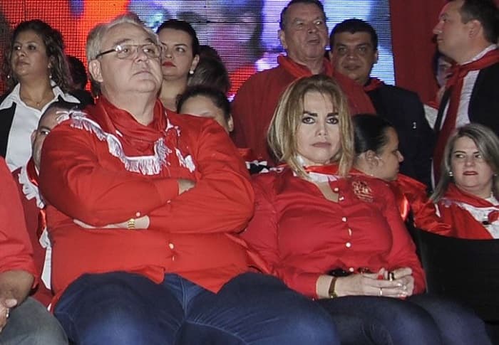 Esposa de gobernador admite que se dejó llevar por los celos