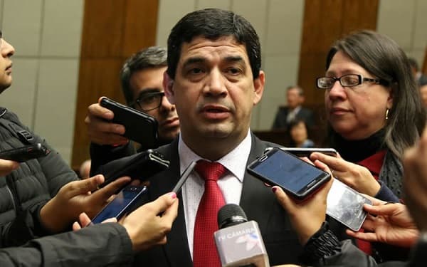 Velázquez confía en salir ileso de investigaciones sobre acta