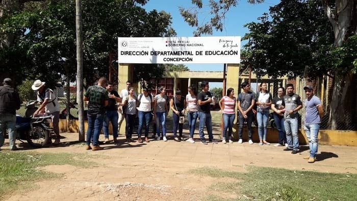 Universitarios reclaman falta de pago de becas al MEC