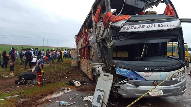 Bus protagoniza fatal choque múltiple