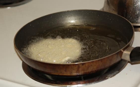 Bebés sufren quemaduras con aceite caliente