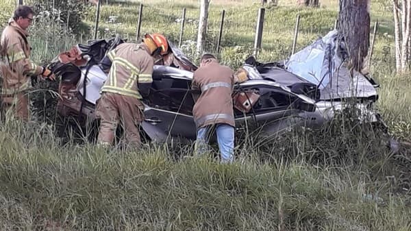 Dos jóvenes fallecen tras chocar contra un árbol