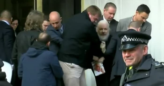 Arrestan a fundador de Wikileaks en Embajada de Ecuador