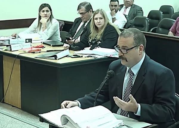 Senador confirma que echó a “Niñera de oro” por doble remuneración