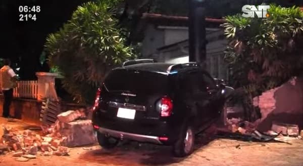 Camioneta se incrusta en vivienda de Asunción