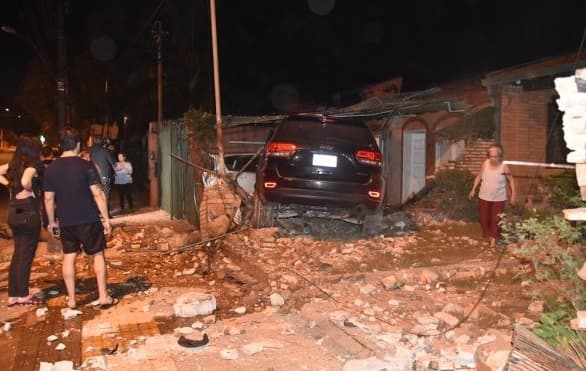 Conductor pierde el control de camioneta y embiste contra muralla de dos casas