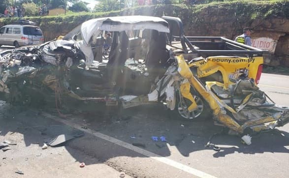 Choque entre bus y camioneta deja como saldo un fallecido