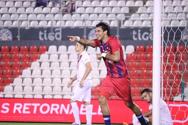 Cerro se pasea y no le pierde pisada al líder