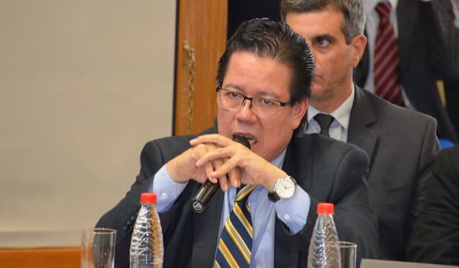 Contralor renuncia durante juicio político