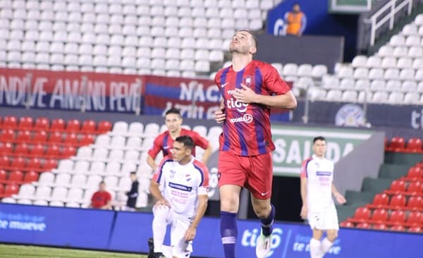 Cerro golea y sigue dando pelea