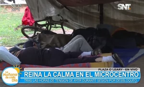 Payo duerme en la plaza y anuncia nueva manifestación