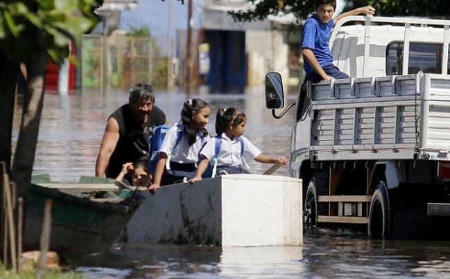 Abuelo usa heladera como embarcación para que sus nietas no pierdan clases