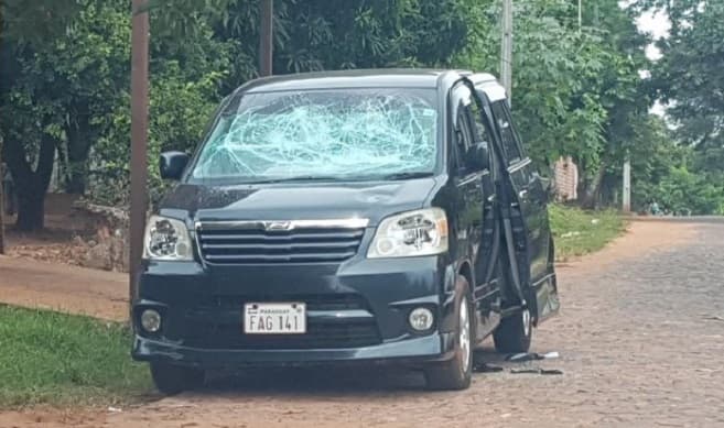 Mujer golpea a su marido y destroza vehículo