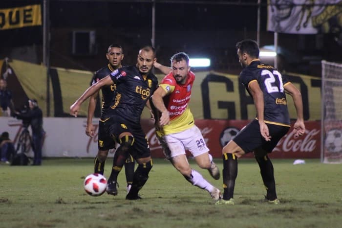 Guaraní y Santaní no logran sacarse ventaja