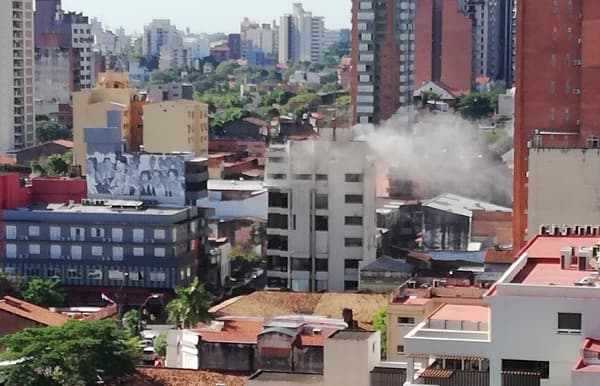 Reportan incendio de edificio céntrico