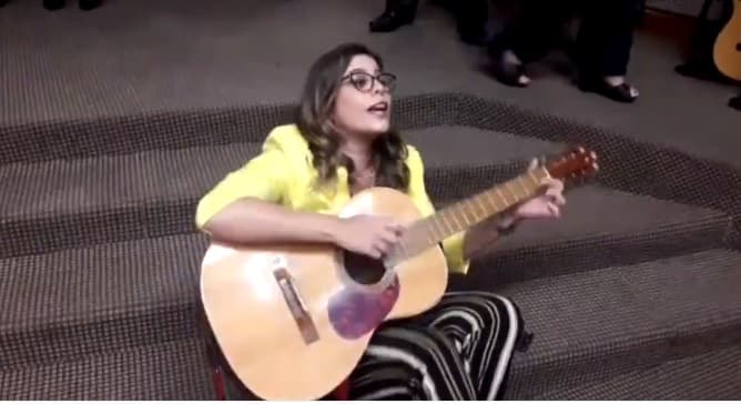 Diputada reclama con peña llegada tardía de sus colegas