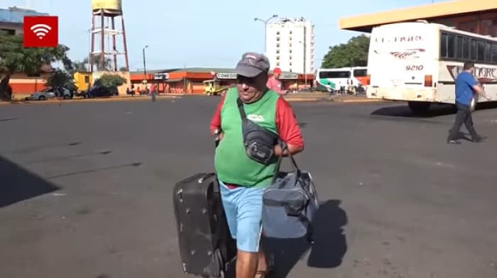 Hombre que perdió las manos trabaja como maletero en terminal