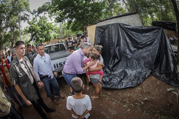 Critican fugaz visita de Abdo Benítez a damnificados