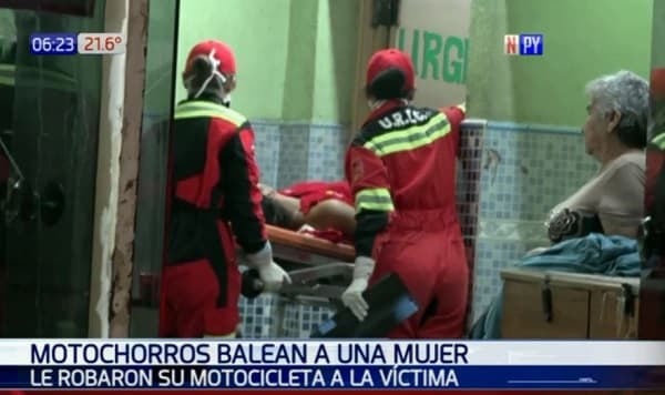 Motochorros balean a mujer en asalto
