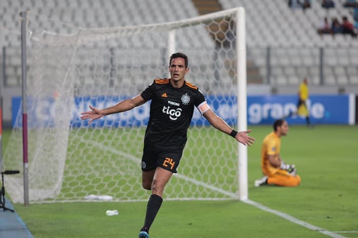 Olimpia golea en Perú