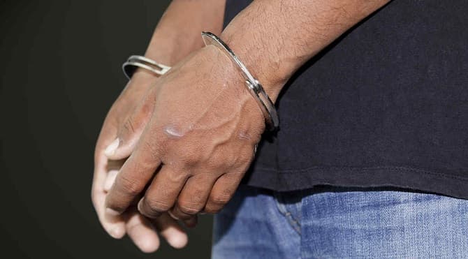 Hombre denunciado por abusar de su hija escapa de la policía