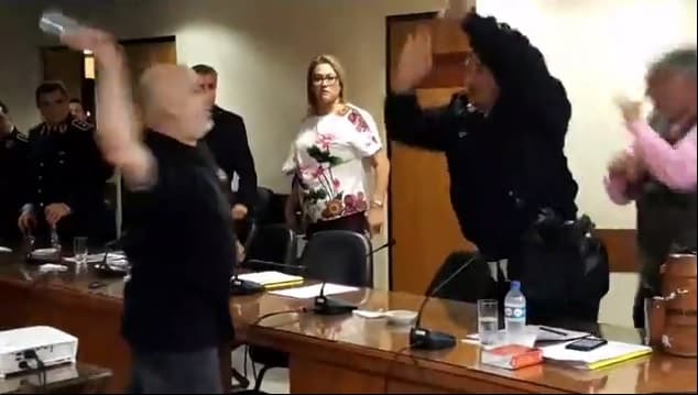 Vuelan botellas y vasos en incidente protagonizado por Payo Cubas