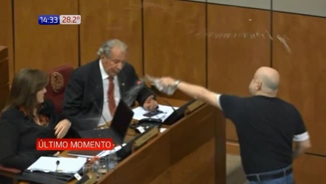 Payo “baña” a Kalé en plena sesión del Senado
