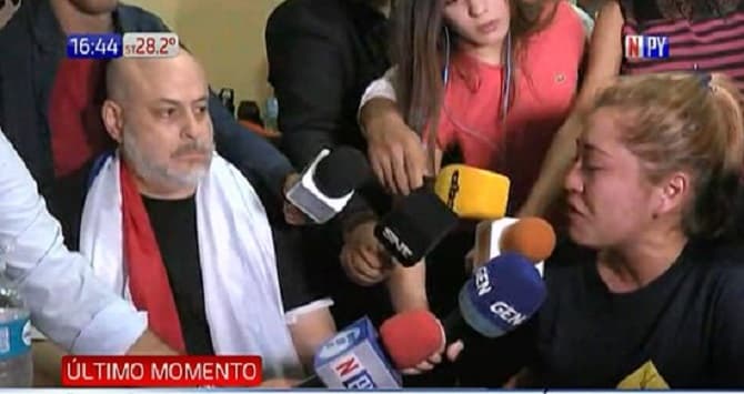 Joven acusa a policías de robo de celular durante manifestación