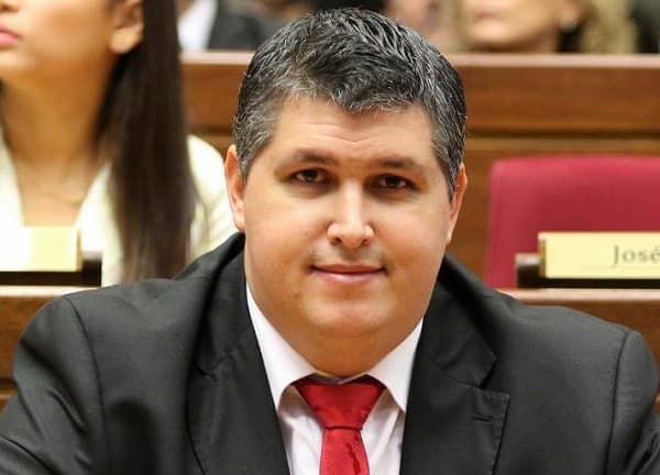 Joven denuncia maltrato de diputado