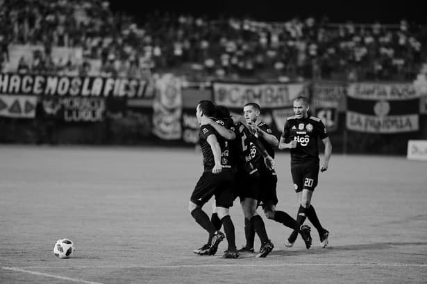 La punta está teñida de blanco y negro