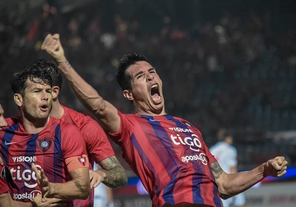 Cerro Porteño se impone a Nacional y lidera su grupo