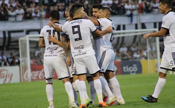 Olimpia camina firme a su campeonato invicto