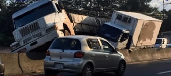 Ruta 2 colapsa a causa de accidente de camiones