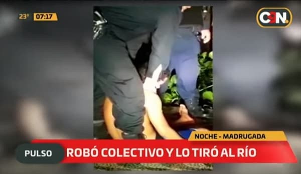 Adolescente roba bus y lo lleva al fondo del río