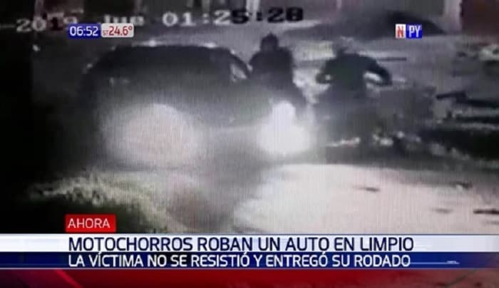Motoasaltantes roban vehículo en movimiento