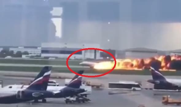 Avión aterriza envuelto en llamas y deja al menos 13 muertos