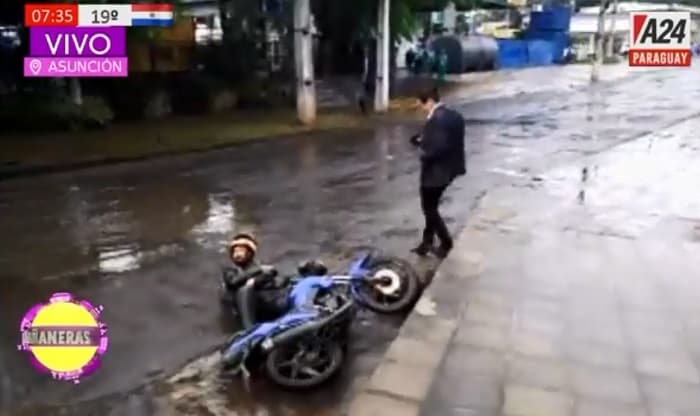 Programa en vivo capta accidente de motociclista