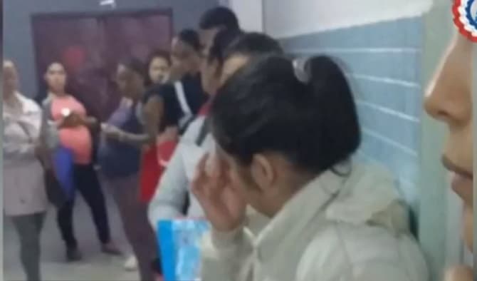 Embarazadas sufren de pie largas filas en IPS